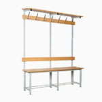 Bancos de madera con respaldo, perchero y altillo