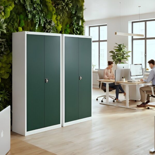 Armarios metálicos con puertas verdes en una oficina con jardín vertical