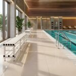 Bancos de PVC junto a una piscina cubierta