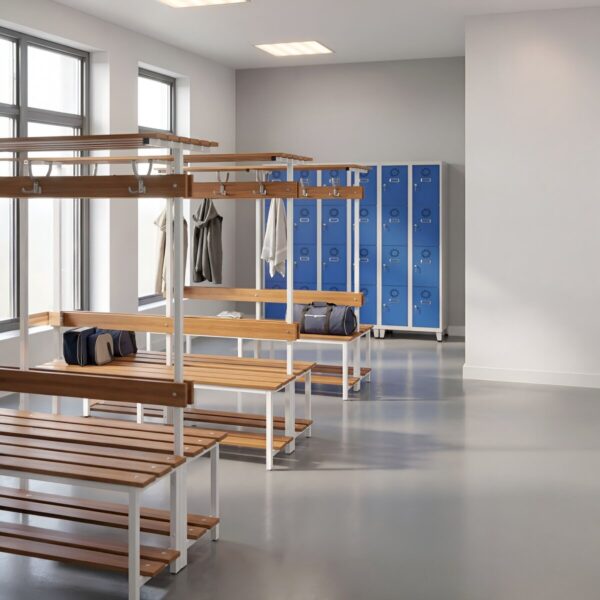 Bancos de madera con perchero y altillo en un vestuario