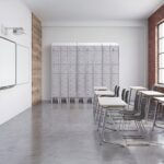 Filas de consignas de casilleros pequeños en un aula para guardar los móviles