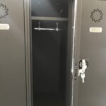 Interior de taquilla metálica gris antracita de 1 puerta con balda superior, barra y colgadores