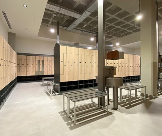 Vestuario industrial con taquillas y bancos