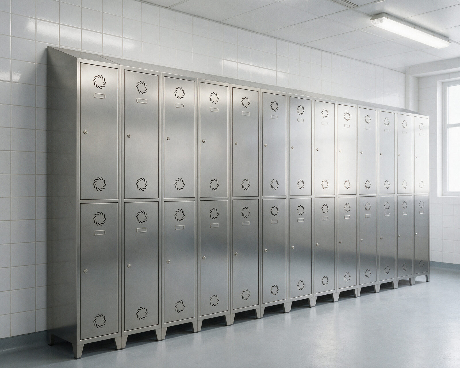 Taquillas de acero inoxidable en vestuario de planta alimentaria Fila de taquillas de acero inoxidable de dos puertas por columna con rosetas de ventilación y techo inclinado en el vestuario de una planta alimentaria