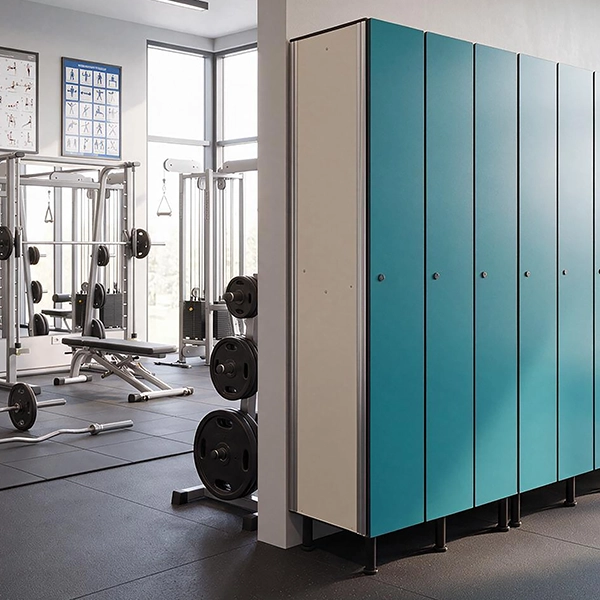 Taquillas fenólicas en un gimnasio Taquillas fenólicas color turquesa junto a la zona de pesas de un gimnasio