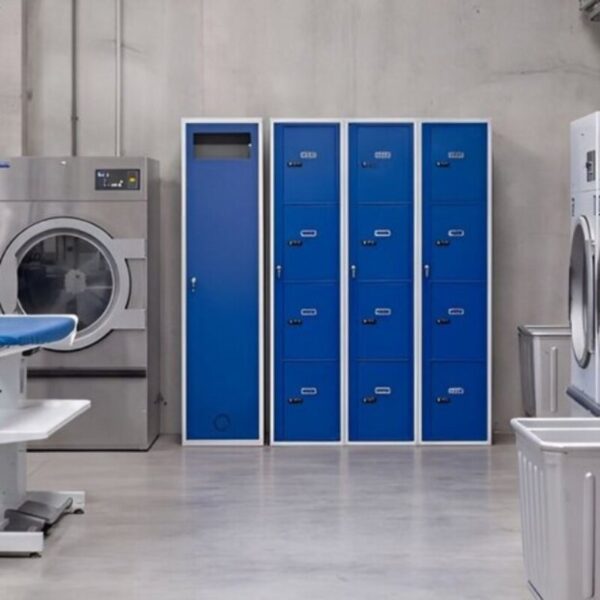 Taquillas de lavandería azules en una lavandería industrial