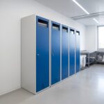 Fila de taquillas de lavandería azules con abertura para echar la ropa