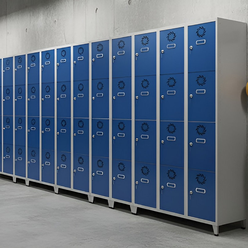 Taquillas metálicas soldadas de 4 puertas azules en vestuario de obra Taquillas metálicas soldadas azules de 4 puertas por columna en el vestuario de una obra