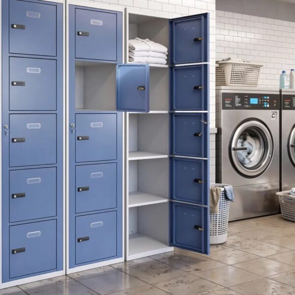 Taquillas metálicas multipuerta azules en una lavandería