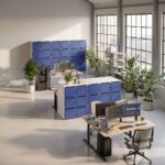 Taquillas de oficina con puertas azules separando puestos en una oficina abierta